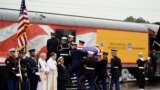 گارد احترام تابوت حامل پرزیدنت فقید بوش پدر را به داخل قطار برای رساندن آن به مقصد نهایی، در کتابخانه بوش در شهر کالج استیشن، تگزاس حمل می&zwnj;کند.<br />
&nbsp;