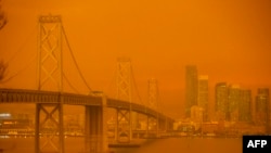 Jembatan San Francisco tertutup asap oranye dan kabut seperti yang terlihat dari Treasure Island di San Francisco, California pada 9 September 2020. (Foto: AFP)