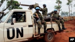 Des Casques bleus patrouillent à bord d’un véhicule à Bria, Centrafrique, 26 mai 2017.