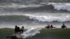 ARCHIVO - Deportistas practican surf en una playa de Lima, el 22 de octubre de 2020.