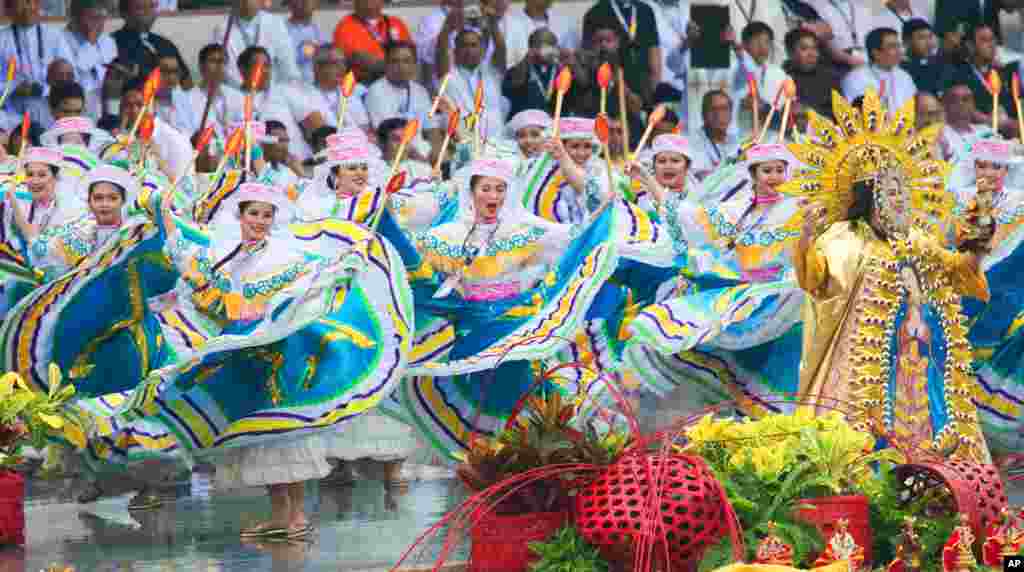 A group performs the traditional &quot;sinulog&quot; dance for Pope Francis before the start of his final Papal Mass at Quirino Grandstand in Manila, the Philippines.