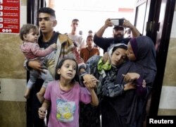 Palestinci reaguju na izraelski udar, tokom rata između Izraela i palestinske grupe Hamas, u bolnici u Kan Junisu, na jugu Pojasa Gaze, 13. novembra 2023.