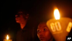 Aktivis-aktivis di Nigeria merayakan “Earth Hour” dengan mengajukan petisi yang mereka harap bisa menekan pemerintah agar menerima Rancangan Undang-undang Perubahan Iklim (foto: 23/3).