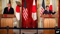 PM Jepang Shinzo Abe (kanan) bersama Presiden AS Donald Trump, dalam konferensi pers bersama di Istana Akasaka, Tokyo, 27 Mei 2019.