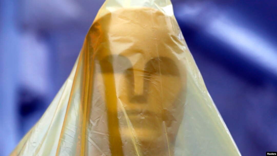 Estatua del Oscar cubierta de plástico en preparación para la 86a. Ceremonia de la Academia, en Hollywood, California.