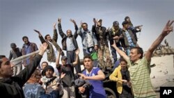 سه‌رهه‌ڵداوان خۆشـحاڵی خۆیان به‌ بۆنه‌ی ڕزگاکردنی شـارۆچکه‌ی ئه‌جدابیا ده‌رده‌بڕن، شه‌ممه‌ 26 ی سێی 2011