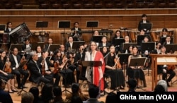 Duta Besar Amerika Serikat Kamala Lakhdir memberikan sambutan dalam acara gala orkestra di Aula Simfonia di Jakarta, Sabtu (7/12) sebagai bagian dari perayaan 75 tahun hubungan bilateral Amerika Serikat-Indonesia (Humas Kedubes Amerika)