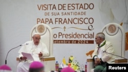 O Presidente de Timor-Leste, José Ramos-Horta, ouve o discurso do Papa Francisco no Palácio Presidencial em Díli