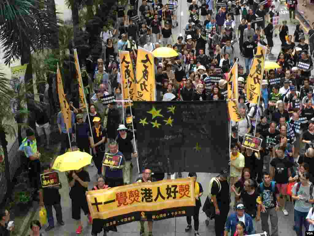 香港几十个政党和团体在中国十一国庆当天下午，举行反威权大游行，抗议政治打压，要求律政司司长袁国强下台。数以万计的港人走上街头，表达反对他们看来的来自北京和香港特区政府的威权打压。