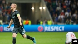 Davy Klassen d’Ajax, à droite, célèbre la qualification de son club en finale à la fin du match retour de demi-finale d’Europa League contre l’Olympique Lyon au stade de Lyon, France, 11 mai 2017.