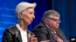 Direktur Pelaksana IMF Christine Lagarde dan Kepala Komite Finansial IMF Agustín Carstens dalam konferensi pers di Washington (16/4). (AP/Jose Luis Magana)