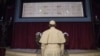 Le pape François prie devant le Saint Suaire de Turin, que les chrétiens catholiques considèrent comme étant la toile funéraire de Jésus, à la cathédrale de Turin, en Italie, le 21 juin 2015. (Photo: AP)