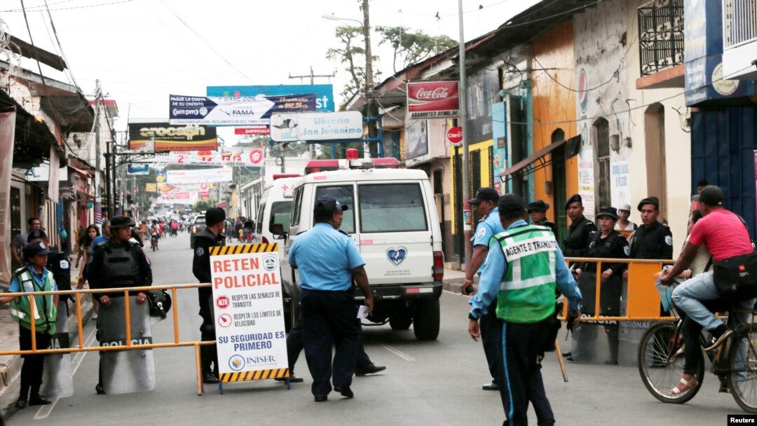 Ambulans melewati pos pemeriksaan polisi untuk mengevakuasi orang-orang dari gereja San Miguel, tempat para ibu dari tahanan politik melakukan mogok makan selama sembilan hari untuk menuntut pembebasan putra dan putri mereka, di Masaya. (Foto: Reuters)