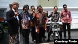 Presiden Joko Widodo menaiki sepeda motor seorang pegiat literasi (Foto courtesy: Setpres RI). 