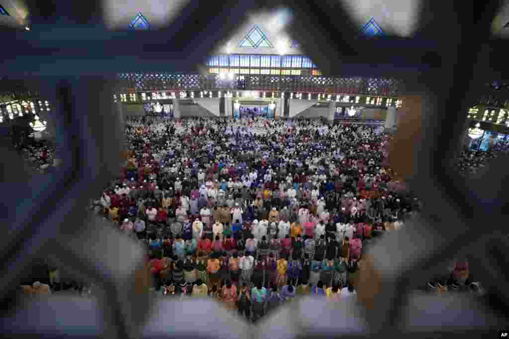 Warga muslim Malaysia melaksanakan salat Ied di Masjid Nasional, Kuala Lumpur, Rabu, 5 Juni 2019. (Foto: AP/Vincent Thian)