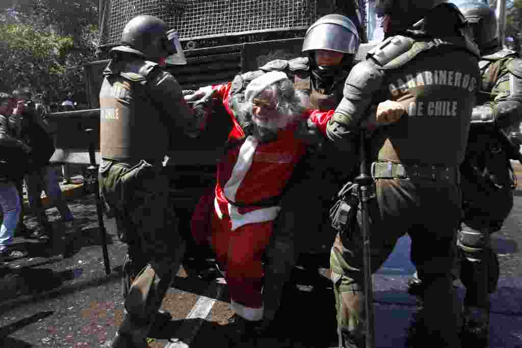 En Santiago de Chile, estudiantes tienen enfrentamientos con la policía durante una manifestación que exigía cambios en el sistema estatal de educación pública.