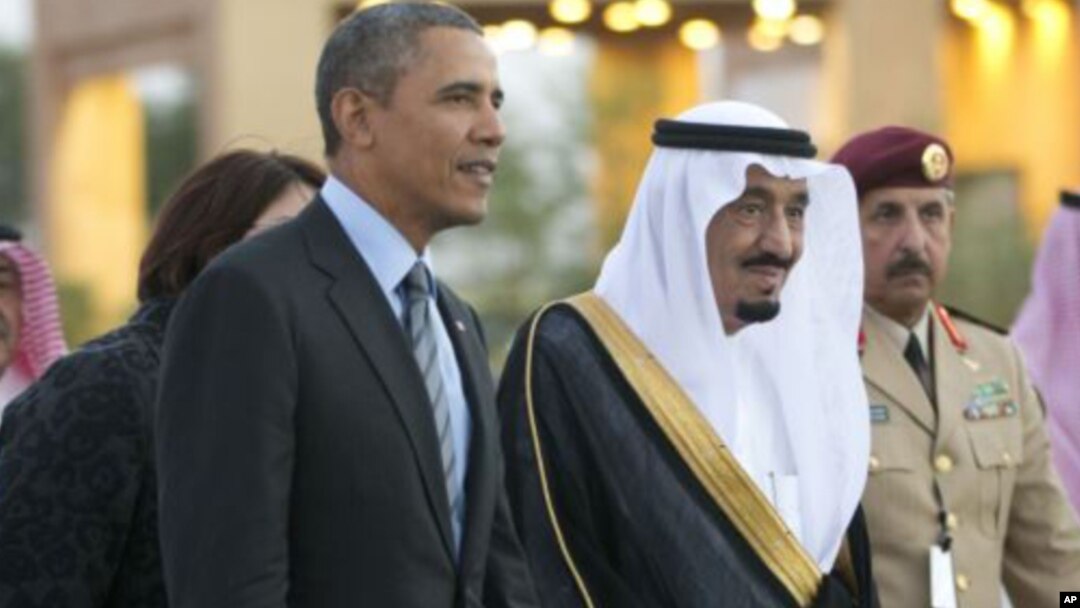 El príncipe Salman bin Abdulaziz Al Saud acompaña al presidente Barack Obama a su encuentro con el rey Abdulá.