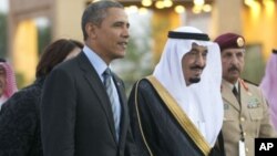 El príncipe Salman bin Abdulaziz Al Saud acompaña al presidente Barack Obama a su encuentro con el rey Abdulá.