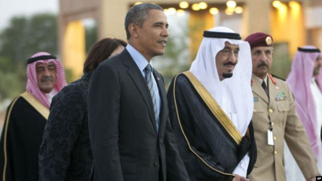 El príncipe Salman bin Abdulaziz Al Saud acompaña al presidente Barack Obama a su encuentro con el rey Abdulá.