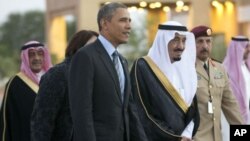 El príncipe Salman bin Abdulaziz Al Saud acompaña al presidente Barack Obama a su encuentro con el rey Abdulá.