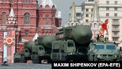 Російські стратегічні ядерні ракети "Ярс" під час параду до Дня Перемоги, 07 травня 2019 року. EPA-EFE/MAXIM SHIPENKOV
