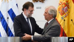 El presidente de España, Mariano Rajoy (izquierda) y el presidente de Uruguay, Tabaré Vázquez, se reunieron en Montevideo, Uruguay, el miércoles, 26 de abril de 2017.