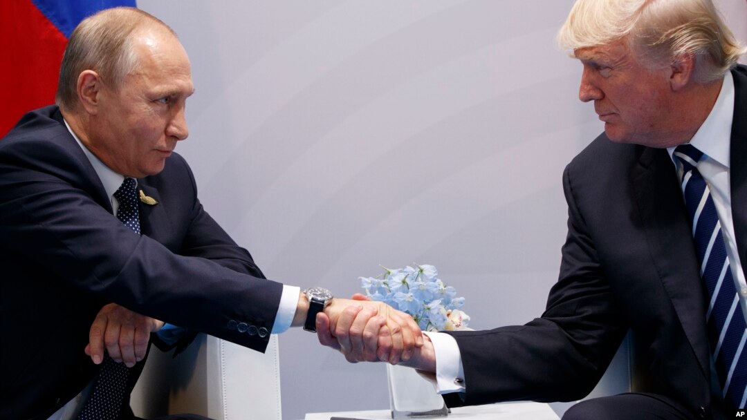 Presiden AS Donald Trump (kanan) dalam pertemuan dengan Presiden Rusia Vladimir Putin di sela KTT G20 di Hamburg, Jerman 7 Juli 2017 (foto: dok). 