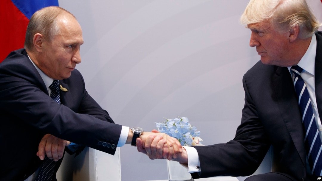 Presiden AS Donald Trump (kanan) dalam pertemuan dengan Presiden Rusia Vladimir Putin di sela KTT G20 di Hamburg, Jerman 7 Juli 2017 (foto: dok).
