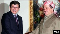 Serokê Herêma Kurdistanê Mesud Barzanî pêşwazîya Wezîrê Derve yê Tirkîyê Ahmet Davutoglu dike