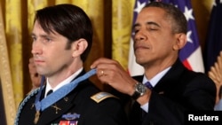 El presidente Barack Obama pone la Medalla de Honor a William Swenson, el máximo galardón militar entregado por la Casa Blanca.