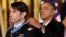 El presidente Barack Obama pone la Medalla de Honor a William Swenson, el máximo galardón militar entregado por la Casa Blanca.