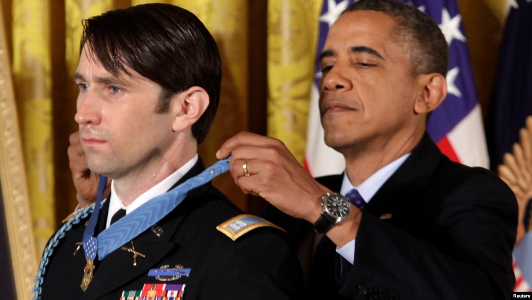 Tổng thống Obama trao tặng Huân chương Danh dự cho cựu Đại úy William Swenson trong một buổi lễ tại Tòa Bạch Ốc, 15/10/13 