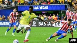 El delantero brasileño Vinicius Jr. expresó su frustración por perderse el partido de cuartos de final de la Copa América, en el cual Brasil fue eliminado por Uruguay. 