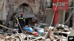 6일 레바논 베이루트의 폭발로 무너진 건물에서 프랑스 파견 소방대원과 구조견이 생존자를 찾고 있다.