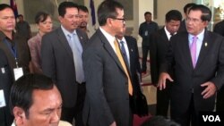 Prime minister Hun Sen and opposition leader Sam Rainsy talked to reporters about 'culture of dialogue', on April 9, 2015, Phnom Penh, Cambodia. (Photo: VOA Khmer) 