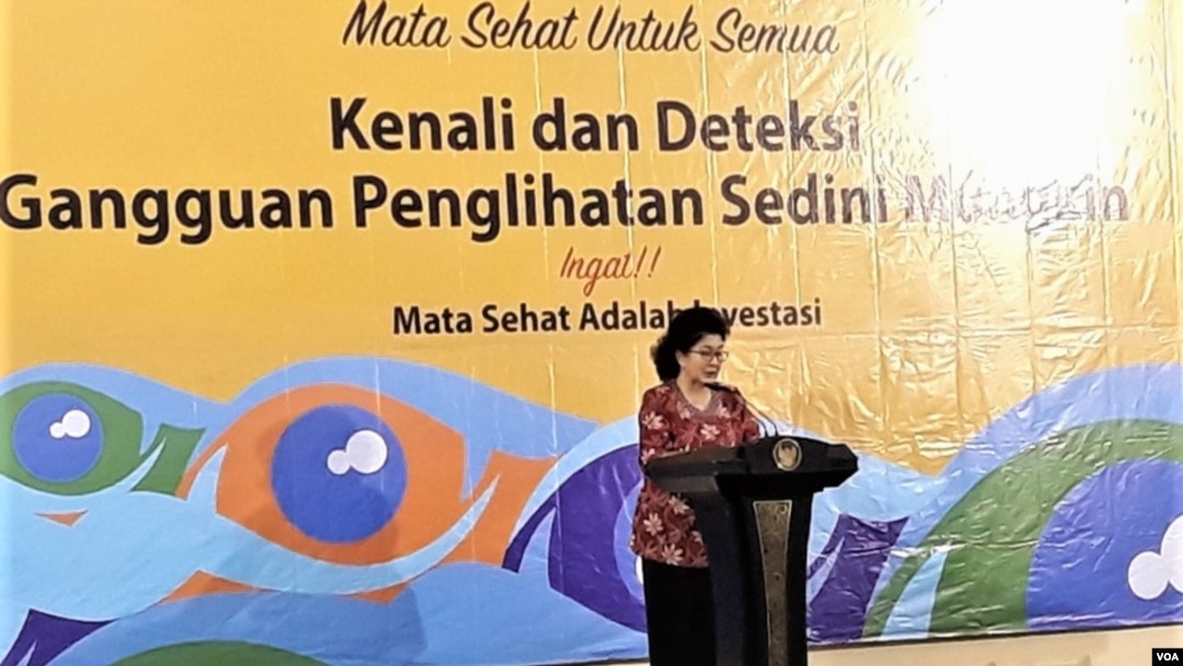 Menteri Kesehatan Nila Moeloek memberi sambutan pada peringatan hari Penglihatan Sedunia di Surabaya, Jumat (12/10). (foto: Petrus Riski/VOA)