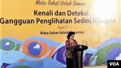 Menteri Kesehatan Nila Moeloek memberi sambutan pada peringatan hari Penglihatan Sedunia di Surabaya, Jumat (12/10). (foto: Petrus Riski/VOA)