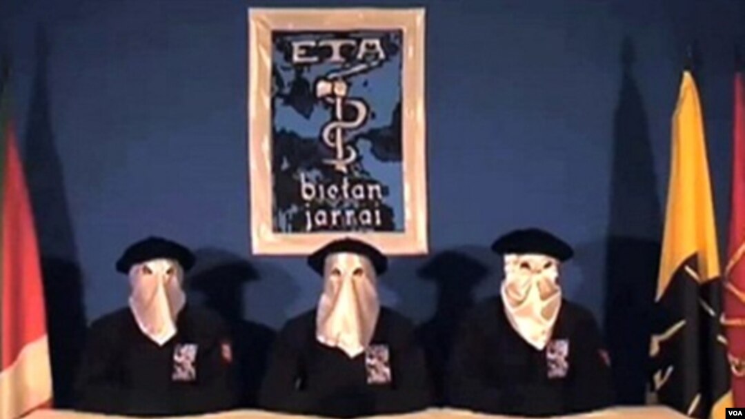 Tiga militan Basque ETA saat mengeluarkan pernyataan gencatan senjata dalam bahasa Basque.