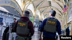 资料照：美国移民和海关执法局(ICE)的探员在华盛顿里根国家机场巡逻(2026年3月24日)