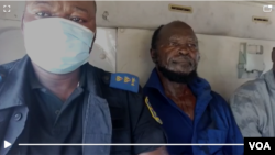 Ne Mukanda Nsemi (de son vrai nom Zacharie Bundiengila) est arrêté par les agents de force de l'ordre de Mbinza, Kinshasa, le 24 avril 2020. (Capture d'écran)