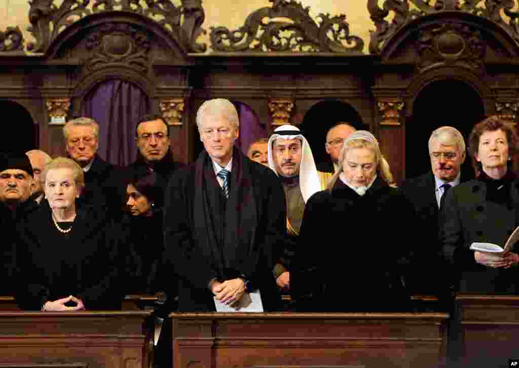 前美国国务卿奥尔布赖特、前美国总统克林顿和现任美国国务卿希拉里•克林顿出席哈维尔的葬礼。(AP)