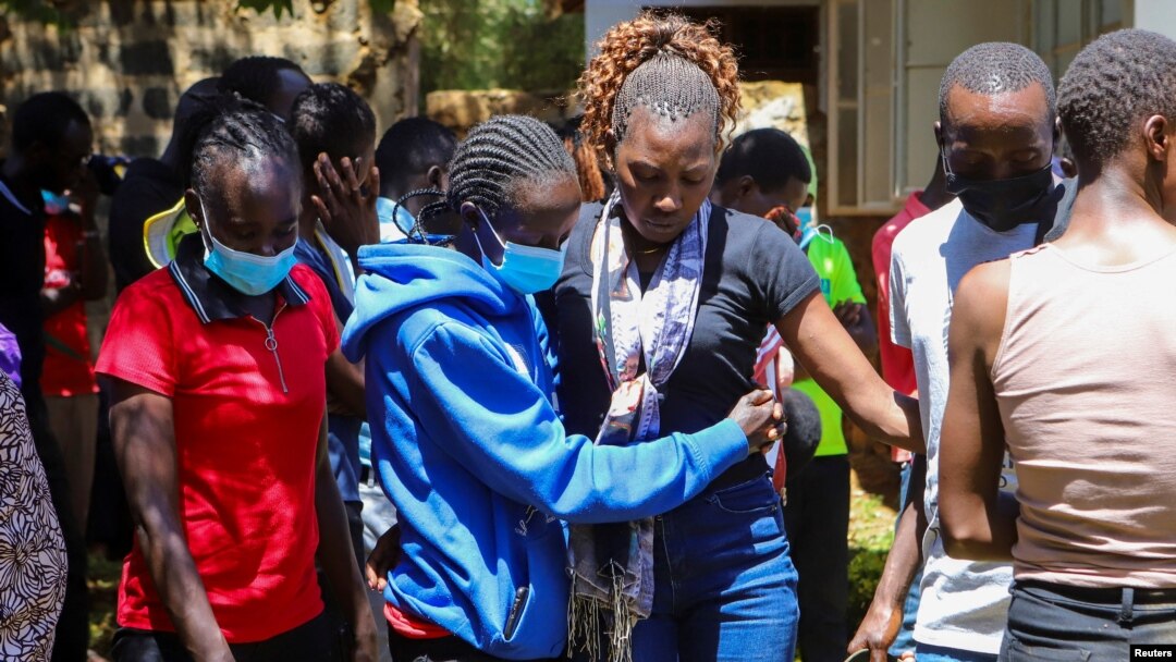 La gente reacciona después de ver el cuerpo del recordista mundial de maratón de Kenia, Kelvin Kiptum, quien murió en un accidente de carretera. En la ciudad de Eldoret, en el Valle del Rift, Kenia, el 12 de febrero de 2024.