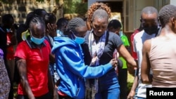 La gente reacciona después de ver el cuerpo del recordista mundial de maratón de Kenia, Kelvin Kiptum, quien murió en un accidente de carretera. En la ciudad de Eldoret, en el Valle del Rift, Kenia, el 12 de febrero de 2024.