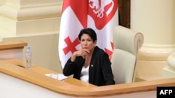  Саломе Зурабишвили принимает участие в заседании парламента, на котором законодатели должны обсудить и проголосовать по импичменту Зурабишвили, в Тбилиси 18 октября 2023 года.