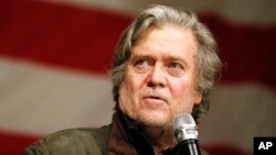 Ex estratega de la Casa Blanca, Steve Bannon, durante un evento a favor del derrotado candidato republicano al Senado por Alabama, Roy Moore. Dic. 5, 2017, en Fairhope Alabama.