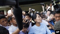 Lãnh tụ dân chủ Miến Điện Aung San Suu Kyi rời khỏi văn phòng của bà tại Yangon, ngày 22/4/2012
