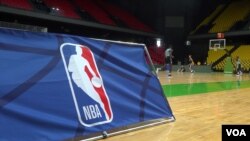 The NBA sponsors the Basketball Without Borders program each year to scout and train up and coming basketball players on the continent. (E. Sarai/VOA)