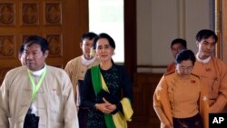 Pemimpin pro-demokrasi Aung San Suu Kyi, tengah, berjalan bersama anggota DPR dari Liga Nasional bagi Demokrasi (NLD), 8 Februari 2016, di Naypyitaw, Myanmar. 