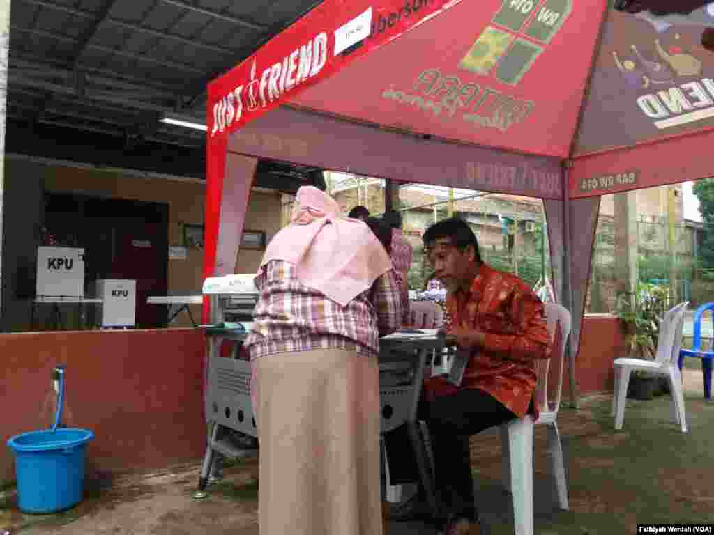 Warga di RW 014, Bintara Jaya, Bekasi Barat, memberikan suara di TPS dalam pilkada serentak Rabu (27/6) (foto: Fathiyah Wardah/VOA)