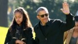 U.S. President Barack Obama waves as he walks with first lady Michelle Obama (R) and their daughters Malia (L) and Sasha on the South Lawn of the White House in Washington January 3, 2016. The Obama family returned from Hawaii, the president's home state,